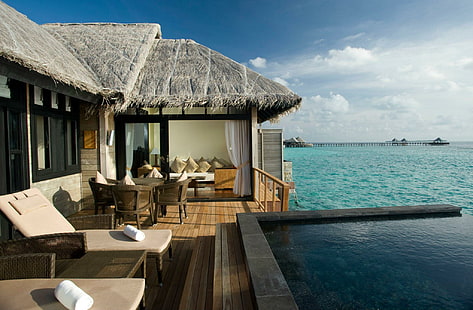 Водное бунгало на Мальдивах, серая крыша и коричневый деревянный пол с обеденным набором, остров, атолл, тропический, курорт, джакузи, лагуна, водное бунгало, океан, рай, праздник, HD обои HD wallpaper