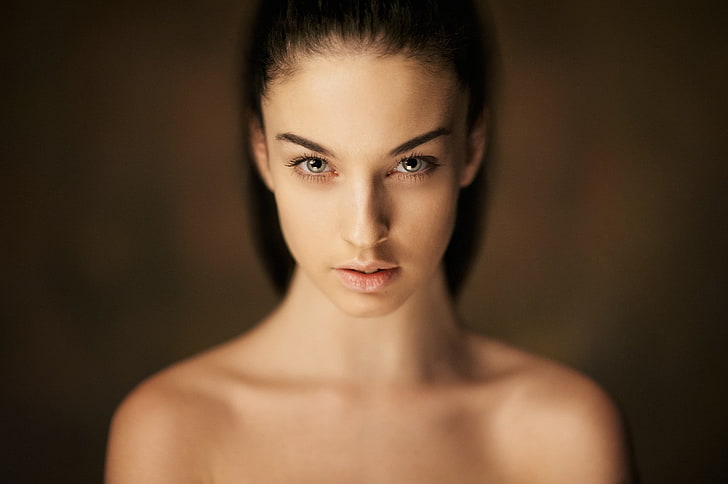 Алла Бергер, жени, модел, лице, портрет, голи рамене, прост фон, HD тапет