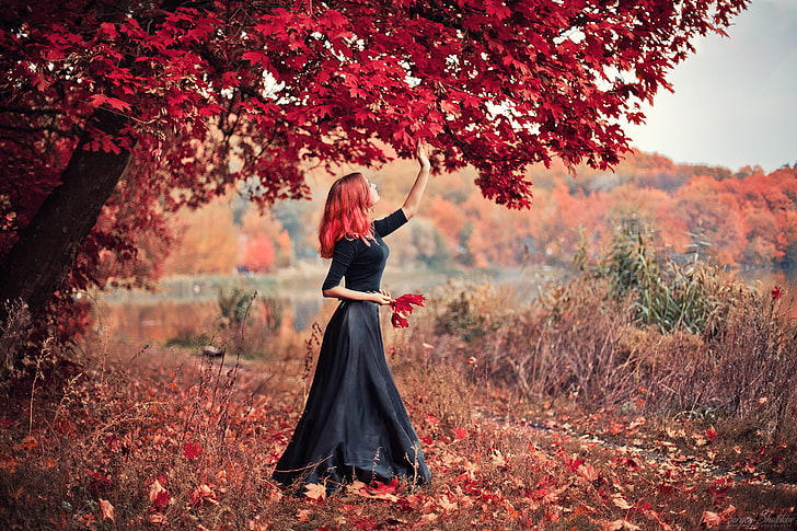 czarna sukienka damska, kobieta w czarnej długiej sukni z ćwiartkowymi rękawami zbierająca czerwone liście drzew w ciągu dnia, kobiety, ruda, kobiety na zewnątrz, drzewa, liście, sukienka, jesień, czarna sukienka, długie włosy, na stojąco, Sergey Shatskov, Tapety HD