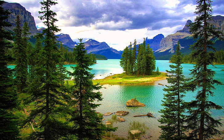 Красивый пейзаж Hd Обои Бирюзовое голубое озеро Остров Зеленый сосновый лес Горы, облака, HD обои