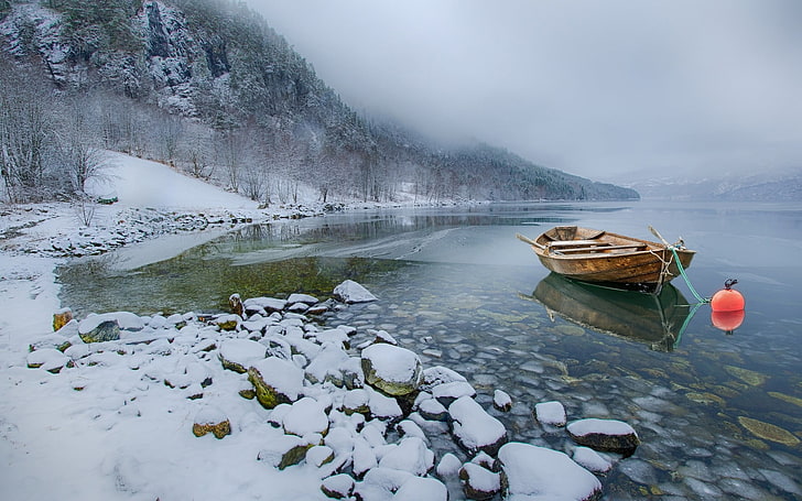 коричневая лодка, природа, пейзаж, снег, озеро, горы, зима, лодка, туман, спокойствие, холод, фотошоп, HD обои