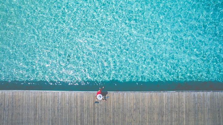 widok z lotu ptaka kobiety siedzącej obok doku, wody, powierzchni drewnianych, Tapety HD