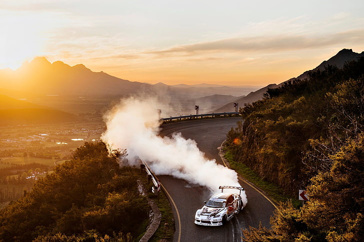 beyaz yarış arabası, gün batımı, dağlar, tepeler, spor araba, Sürüklenen, bitkiler, ağaçlar, Franschhoek Pass, Mad Mike, HD masaüstü duvar kağıdı