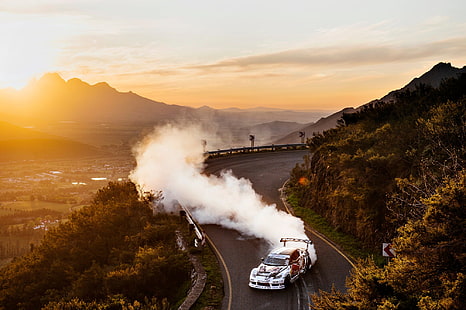 beyaz yarış arabası, gün batımı, dağlar, tepeler, spor araba, Sürüklenen, bitkiler, ağaçlar, Franschhoek Pass, Mad Mike, HD masaüstü duvar kağıdı HD wallpaper