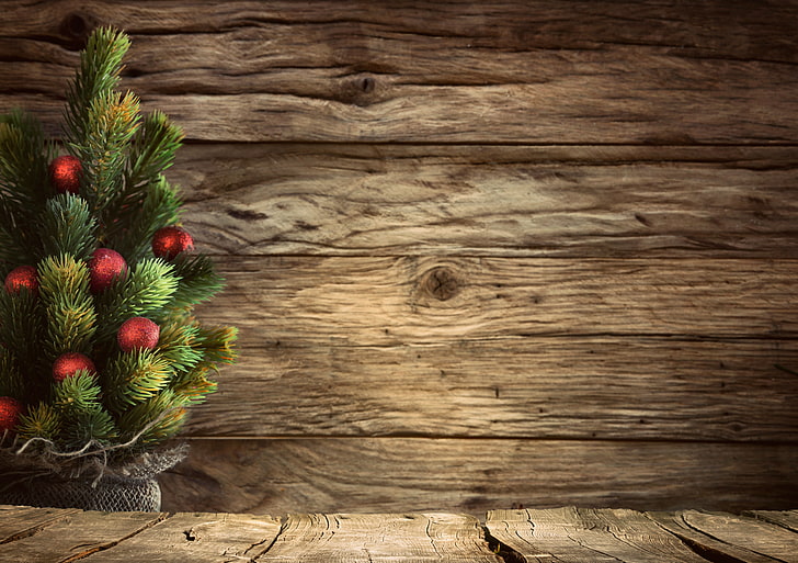 árbol de navidad verde y rojo, decoración, bolas, juguetes, árbol, año nuevo, navidad, madera, feliz navidad, navidad, Fondo de pantalla HD