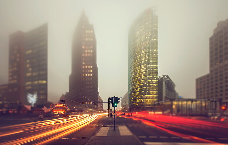 czarna sygnalizacja świetlna, pejzaż miejski, wieżowiec, ulica, Berlin, Niemcy, mgła, Tapety HD