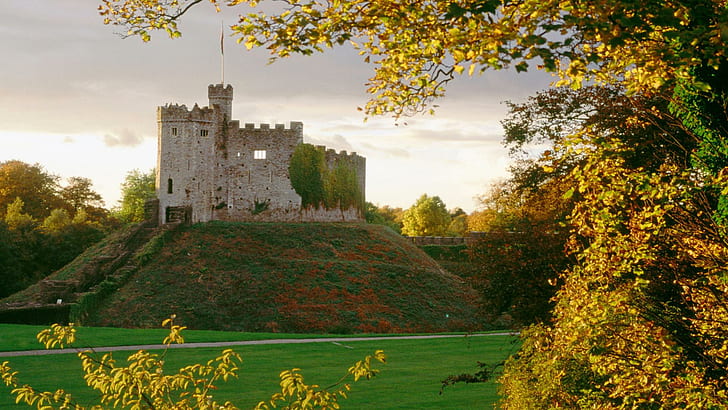 Kastil Cardiff Di Wales, pohon, kastil, rumput, bukit, musim gugur, alam, dan lanskap, Wallpaper HD