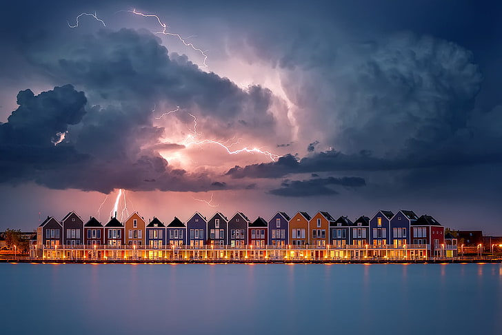 разнообразни цветни къщи с мълния от небето панорамна фотография, Michiel Buijse, небе, дигитално изкуство, Холандия, тъмно, облаци, HD тапет