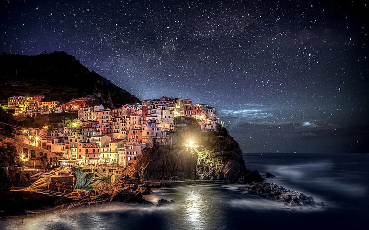Włochy, Liguria, Manarola, Cinque Terre, lampki nocne, dom, wybrzeże, betonowe domy na klifie, Włochy, Liguria, Manarola, Cinque, Terre, noc, światła, dom, wybrzeże, Tapety HD
