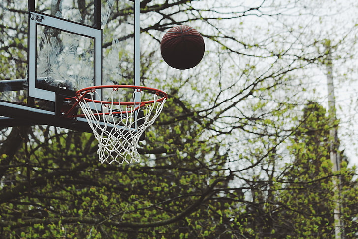 pelota de baloncesto marrón y aro de baloncesto blanco y naranja, baloncesto, anillo, pelota, lanzamiento, Fondo de pantalla HD