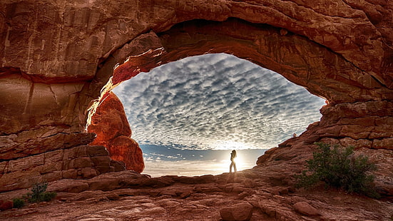 Arches National Park, Utah, USA, National Park, Arch, Rock, Natural Arch, sky, formation, ljus, kvinna, geologi, landskap, North Window, Moab, besökare, HD tapet HD wallpaper