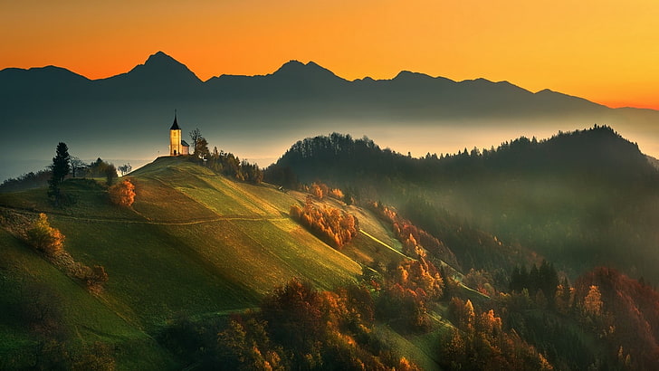 木と草の壁紙、自然、風景、山、秋、森、霧、日没、フィールド、教会、日光、木、スロベニアと山の頂上の白い家、 HDデスクトップの壁紙