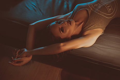 Frauen, im Bett, Achselhöhlen, Porträt, Blick auf Betrachter, lackierte Nägel, auf dem Rücken liegend, HD-Hintergrundbild HD wallpaper