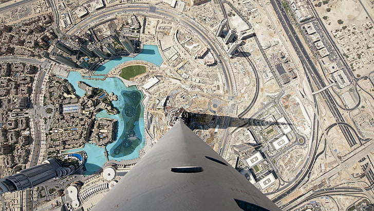 Bâtiment en béton gris, paysage urbain, Dubaï, Burj Khalifa, Émirats arabes unis, architecture, bâtiment, gratte-ciel, vue de dessus, ombre, route, Fond d'écran HD