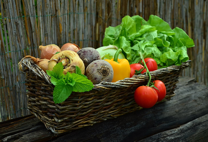 cestino di vimini marrone di frutta e verdura, verdure, cestino, barbabietola, ravanello, prezzemolo, Sfondo HD