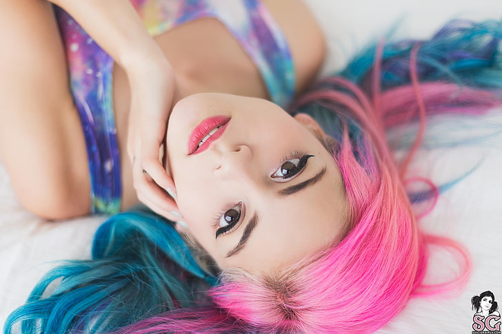 Satin Suicide, Suicide Girls, women, model, face, pink hair, fake eyelashes, pink lipstick, brown eyes, lying on back, in bed, looking at viewer, dyed hair, HD wallpaper