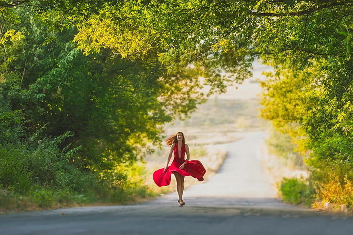 жени, модел, червена рокля, път, дървета, ветровито, HD тапет