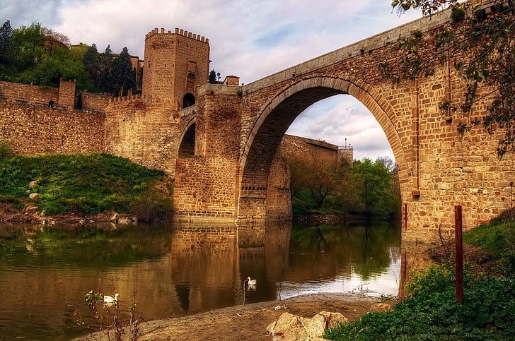 замък в кафяв камък, архитектура, природа, облаци, сграда, вода, мост, замък, Испания, река, дървета, кула, лебед, HD тапет