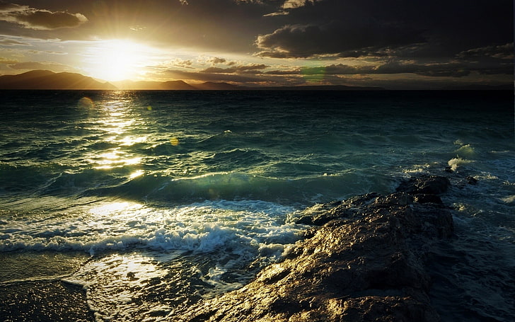 البحر والساحل وضوء الشمس والسماء، خلفية HD