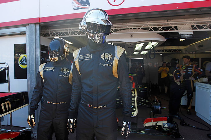 iki siyah-kahverengi yarışçı tulum, Daft Punk, Lotus Renault F1, Formula 1, ünlü, HD masaüstü duvar kağıdı