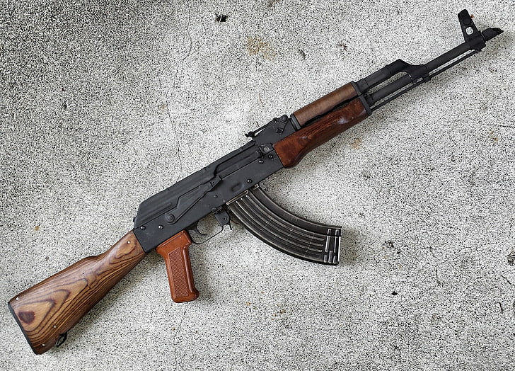 rifle AK47 negro y marrón, armas, fondo, máquina, Kalash, Fondo de pantalla HD