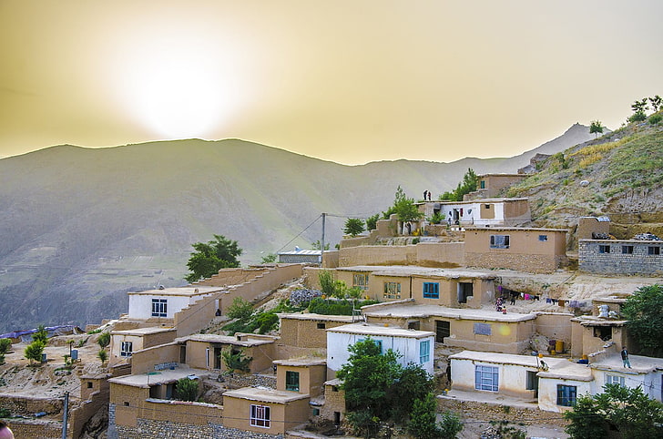 weißes und braunes konkretes Gebäude, Afghanistan, Badakhshan, Natur, Landschaft, Grün, Haus, Steinhaus, HD-Hintergrundbild