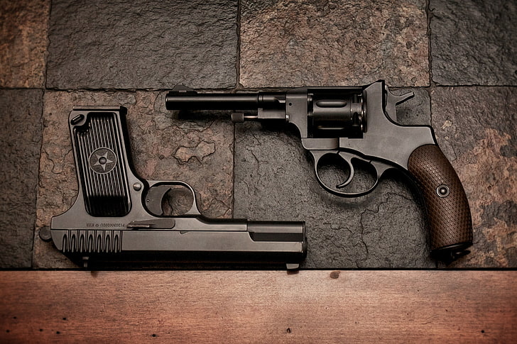 два черни револвера и полуавтоматичен пистолет, пистолет, оръжия, револвер, HD тапет