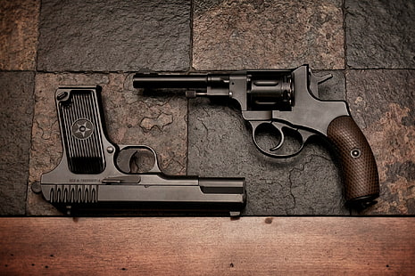 два черных револьвера и полуавтоматический пистолет, пистолет, оружие, револьвер, HD обои HD wallpaper