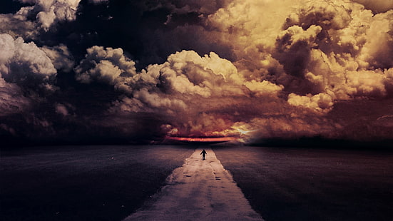 osoba idąca polną drogą cyfrowa tapeta, ciemność, chmury, droga, sztuka cyfrowa, niebo, krajobraz, Tapety HD HD wallpaper
