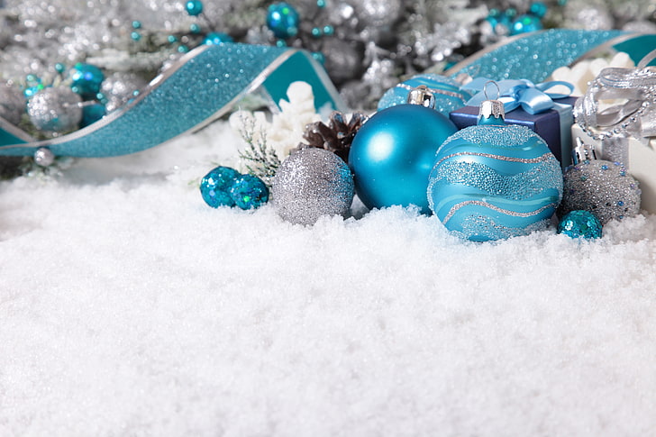 niebiesko-szara partia bombek, śnieg, dekoracje, bale, Nowy Rok, Boże Narodzenie, Wesołych Świąt, Tapety HD