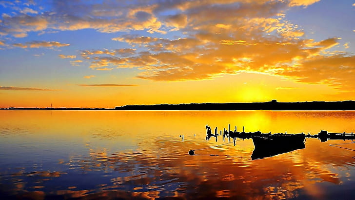 Золотой закат на озере, лодка на воде во время золотого часа, черный, пурпурный, пейзажи, ницца, беж, док, золото, синий, широкоформатные, облака, бордовый, острова, виола, HD обои