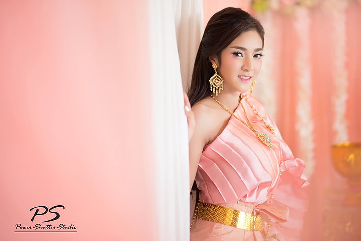 koko rosjares, modèle thaïlandais, souriant, boucle d'oreille, robe rose, filles, Fond d'écran HD