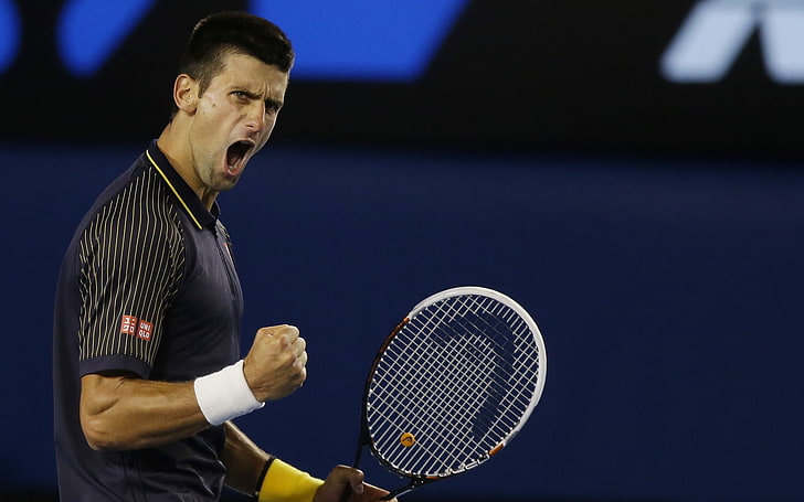 Novak Djokovic-2013全豪オープンメンズシングルc ..、メンズブラックポロシャツ、グレーヘッドテニスラケット、 HDデスクトップの壁紙