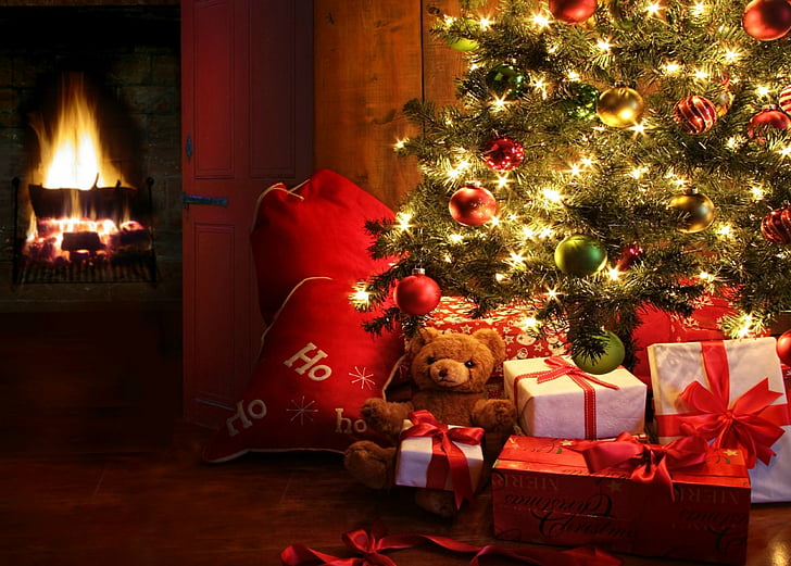 Празник, Коледа, коледни светлини, коледни орнаменти, камина, подарък, плюшено мече, HD тапет
