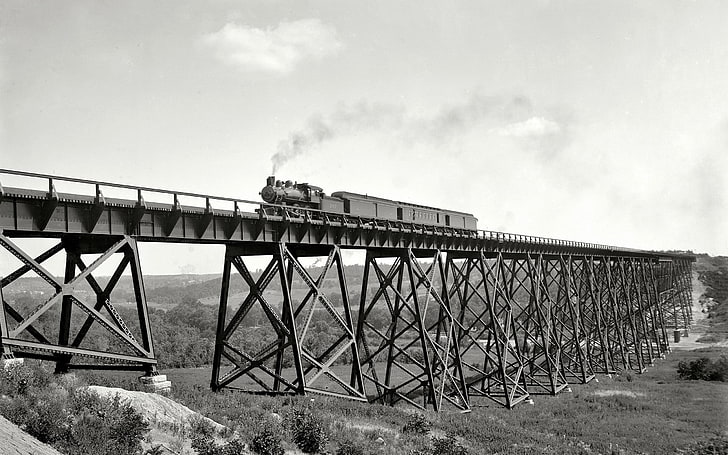 foto grayscale dari rel kereta api dan jembatan, kereta api, lokomotif uap, jembatan, monokrom, arsitektur, Wallpaper HD