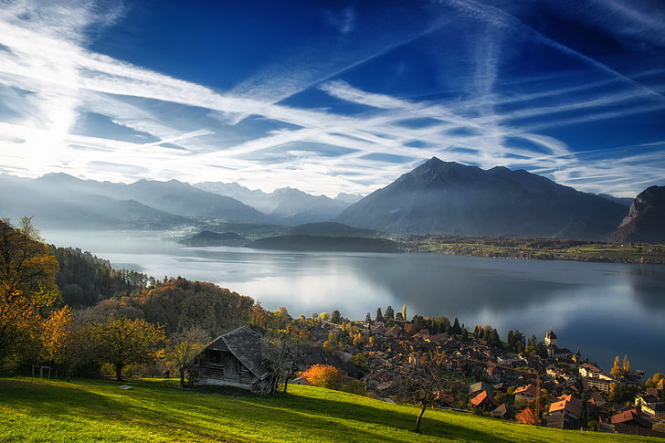 町の風景、秋、雲、山、湖、スイス、村、トゥーン湖、ベルンアルプス、ベルンアルプス、ベルナーオーバーランド、ベルン州、インターラーケン、 HDデスクトップの壁紙