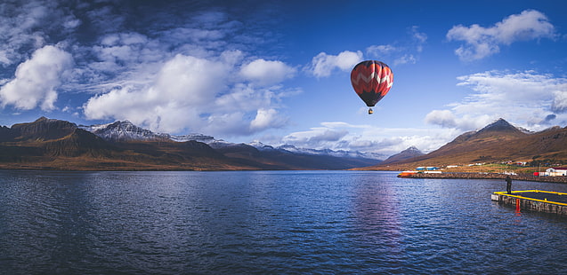 балон с горещ въздух на небето над водно тяло под синьо небе, нагоре, водоем, синьо небе, reyðarfjörður, остров, Исландия, фиорд, глобо, балон, фотошоп, балон с горещ въздух, планина, приключение, пътуване, небе, природа, летене, на открито, пейзаж, транспорт, пътуване, лято, въздух Превозно средство, живопис, туризъм, ваканции, HD тапет HD wallpaper