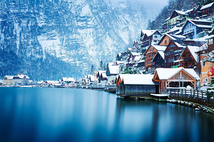 茶色の木造住宅、昼間、穏やかな水域、都市、オーストリア、ハルシュタット、雪、自然、風景、冬、湖、水、山、家、写真、シアン、青、穏やかな海、 HDデスクトップの壁紙
