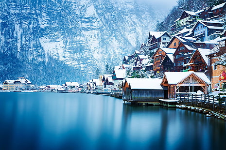 коричневый деревянный домик, деревня рядом со спокойным водоемом в дневное время, город, Австрия, Гальштат, снег, природа, пейзаж, зима, озеро, вода, горы, дом, фотография, голубой, синий, спокойные воды, HD обои HD wallpaper