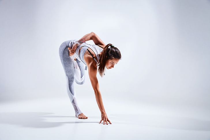 donna che indossa reggiseno sportivo grigio e pantaloni yoga grigi in piedi in posizione yoga, yoga, sport, sport, modello fitness, esercizio, donne, coda di cavallo, Sfondo HD