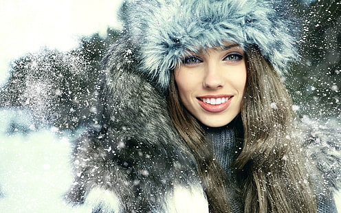 жени, усмихнати, сняг, Изабела Магиер, кожуси, козина, зима, отворена уста, брюнетка, дълга коса, права коса, кожена шапка, HD тапет HD wallpaper