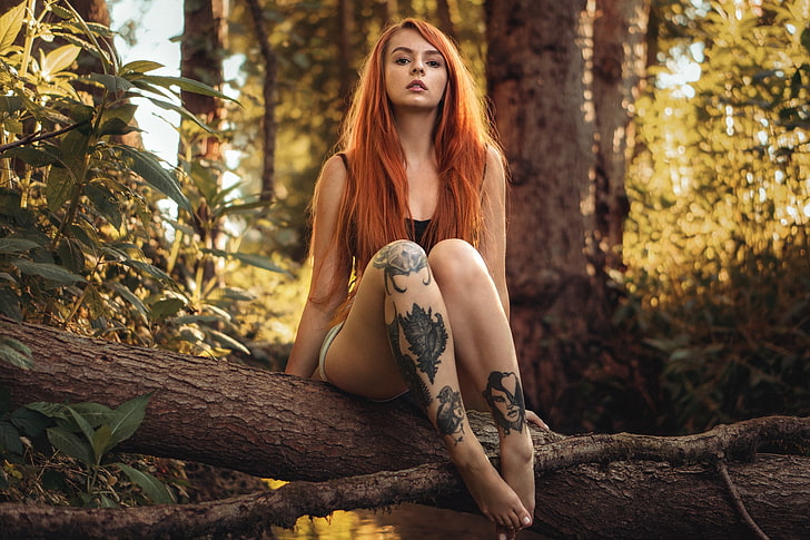 tatuaże na czarnych nogach, kobiety, Martin Kühn, kobiety na zewnątrz, nogi, tatuaż, natura, las, boso, ruda, Tapety HD