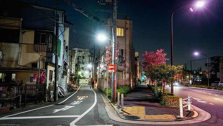 фотография улицы между серыми бетонными зданиями, городской пейзаж, уличный фонарь, дорога, Япония, HD обои