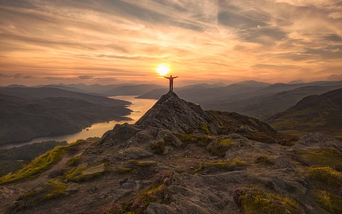 ภาพของชายคนหนึ่งในตอนกลางวัน Ben A'an รูปภาพชายขอบแสงกลางวันสกอตแลนด์ Trossachs Loch Lomond อุทยานแห่งชาติ Loch Katrine พระอาทิตย์ตกเซลฟี่ Canon 6D 35 มม. f4 USM ทิวทัศน์ ภูเขาธรรมชาติกลางแจ้งพระอาทิตย์ขึ้น - รุ่งอรุณท้องฟ้ายอดเขา, วอลล์เปเปอร์ HD HD wallpaper