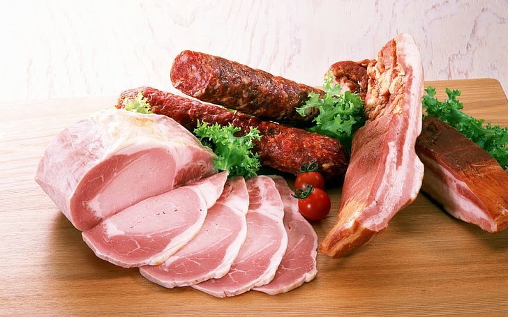 اللحوم النيئة واللحوم والنقانق واللحوم والخضر، خلفية HD