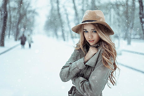 mulheres, loira, neve, chapéu, olhos azuis, mulheres ao ar livre, frio, inverno, Dasha Romanchenko, trench coat, mulheres com chapéus, Georgy Chernyadyev, HD papel de parede HD wallpaper