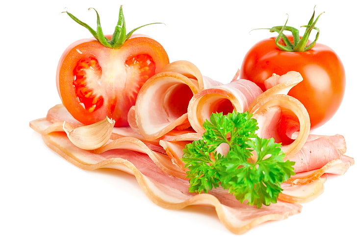 tranches de tomates et lanières de bacon cru, bacon, tomates, coupées, persil, blanc, ail, Fond d'écran HD