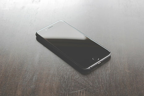 espacio gris iPhone 6 encima de una mesa, teléfono móvil, teléfono inteligente, teléfono, tecnología, comunicación, pantalla táctil, tecnología inalámbrica, movilidad, moderno, equipo, objeto único, Fondo de pantalla HD HD wallpaper