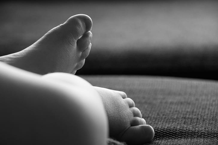 foto grayscale dari kaki bayi, grayscale, foto, bayi, Sleeping Child, Feet, Blackandwhite, BW, Skin, Toes, anak, bayi baru lahir, masa kanak-kanak, orang, kecil, close-up, Tangan manusia, Kaki manusia, hitam dan putih, manusiaToe, Life baru, Wallpaper HD