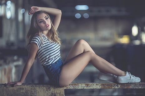 mujer, sentado, shorts de jean, zapatos, Fondo de pantalla HD HD wallpaper